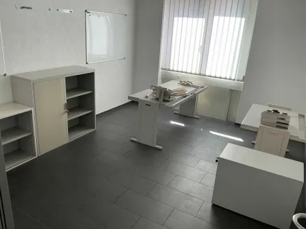 Büromöbel mit Schreibtisch, Vorhangschränken, Whiteboard und mobilem Podest – RESALE