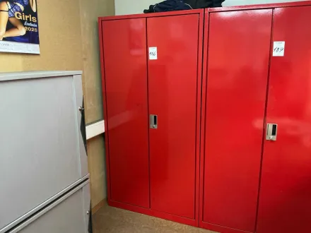Roter Metallschrank mit Klapptüren sowie verschiedenem Inhalt und Schutzausrüstung – RESALE
