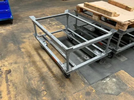 Industrieller Palettenwagen auf Rädern – RESALE