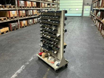 Mobiles Behälter-Display mit großem Lager an Schrauben und Hardware – RESALE
