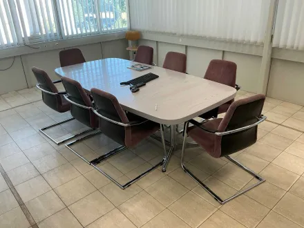 Besprechungsraum mit Konferenztisch, 8 Stühlen und Lagerraum – RESALE