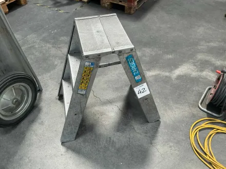 ZARGES Aluminium-Trittleiter – 3-stufiger Industrie-Tritthocker – RESALE