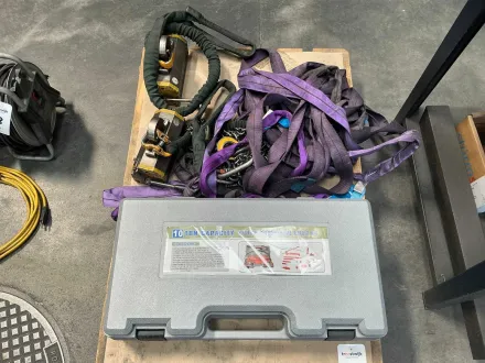 Hebeausrüstung mit 500 kg Hubmagneten, Schlingen, Ketten und einem 10-Tonnen-Hydraulikset – RESALE