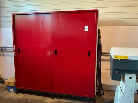 Großer Industrieschrank mit Schiebetüren sowie bearbeiteten Teilen, Baugruppen und mechanischen Zube – RESALE