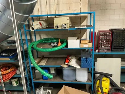 Metallregal mit Industriekabeln, Werkzeugen und technischen Komponenten – RESALE