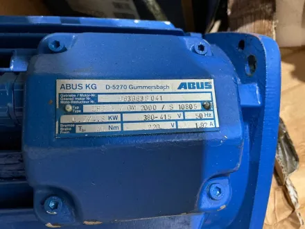 Set mit Industrie-Elektromotor und verschiedenen Zubehörteilen – RESALE