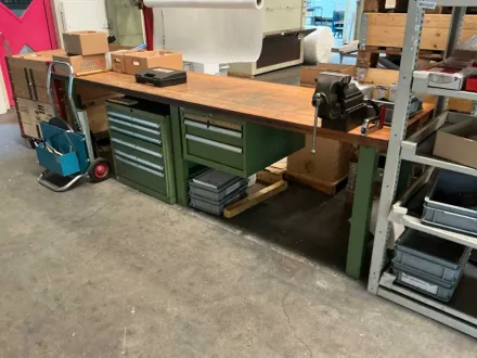 Werkstatt-Werkbank mit Schraubstock, Metallschubladen und Entwickelwagen / Verbrauchsmaterialhalter – RESALE