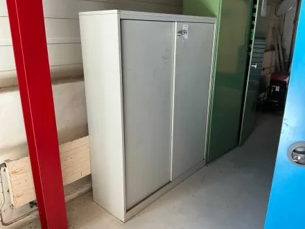 Metallschrank mit Schiebetüren mit Bosch-Werkzeugen und verschiedenen Zubehörteilen – RESALE