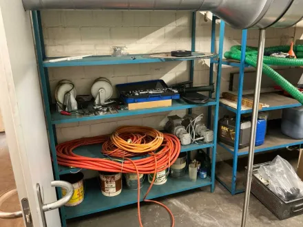 Metallregal mit Industriekabeln, Werkzeugen und technischen Komponenten – RESALE