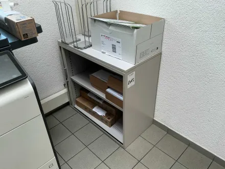 Aufbewahrungsschrank Büro- und Aufbewahrungsmöbel mit Erste-Hilfe-Medizinschrank – RESALE