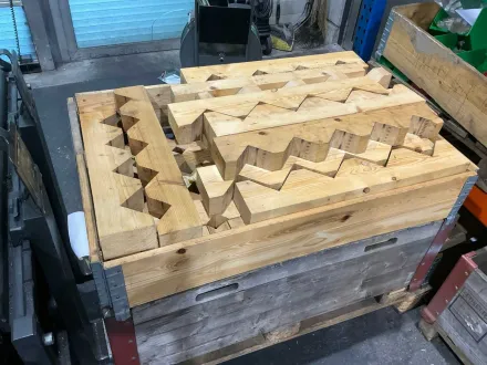 Set aus bearbeiteten Holzteilen mit gezacktem Profil / Träger – RESALE