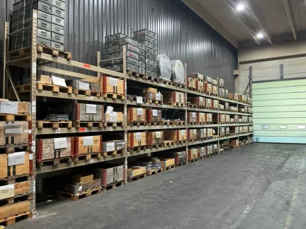 Industrielles Palettenlagerregal, mehrere Bereiche, verkauft ohne Inhalt – RESALE