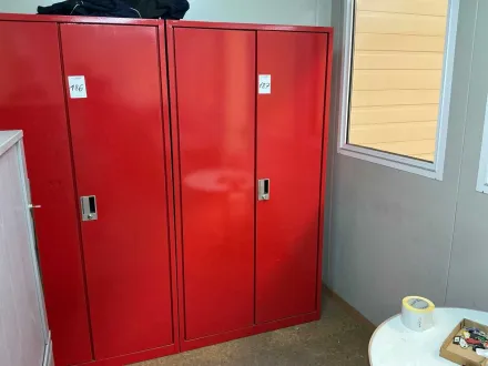 Roter Metallschrank mit Klapptüren sowie verschiedenem Inhalt und Schutzausrüstung – RESALE