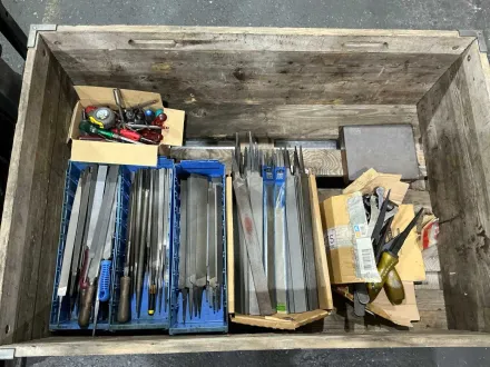 Set aus Metallfeilen und kleinen Handwerkzeugen – RESALE