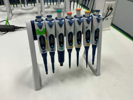 Biohit-Pipetten mit Träger (7x) – RESALE