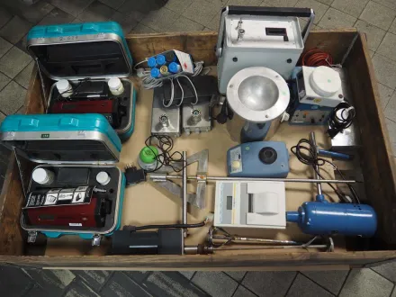 Charge verschiedener Laborgeräte – RESALE