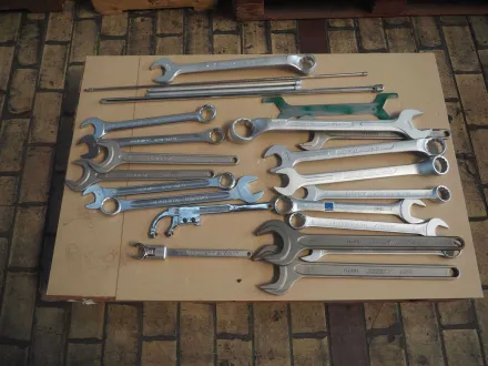 Charge verschiedener Handwerkzeuge – RESALE