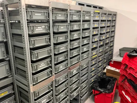 Metallregale mit Plastikkisten (3x) – RESALE