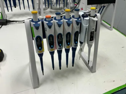 Biohit-Pipetten mit Träger (7x) – RESALE