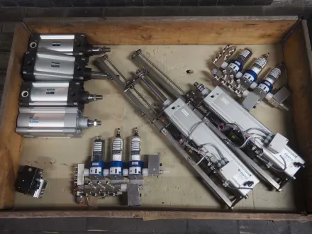 Charge verschiedener Geräte, darunter Festo-Pneumatik und Trumpf-Filteranlagen – RESALE