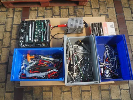 Charge verschiedener Handwerkzeuge – RESALE
