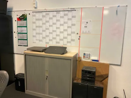 Aktenschrank, Whiteboard und verschiedene – RESALE