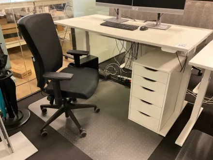 Schreibtisch, Bürostuhl und Schubladeeinheit – RESALE