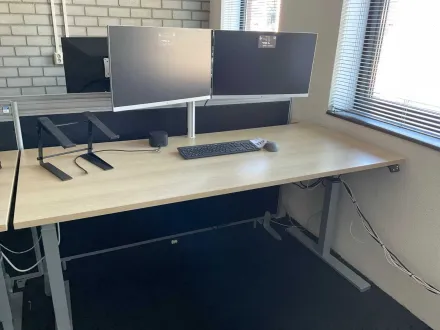 Schreibtisch mit Monitoren – RESALE