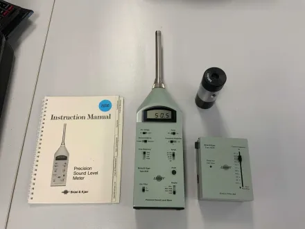 Brüel & Kjaer 2235 Präzisionspegelmesser inklusive verschiedener Zubehörteile – RESALE