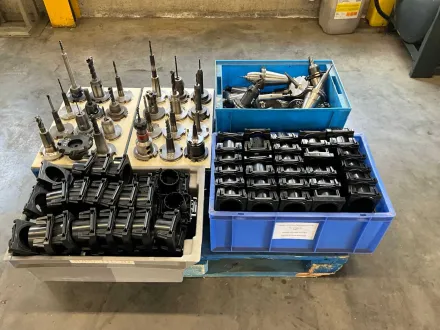 Charge von SK50-Halterungen mit Fräswerkzeug – RESALE