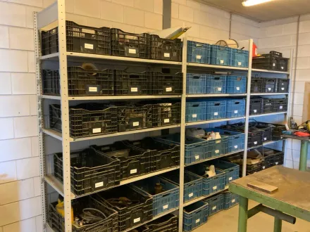 Vollständiger Inhalt des Racks mit Stromkabeln, Werkstattinventar, Handwerkzeugen und Traktorteilen – RESALE