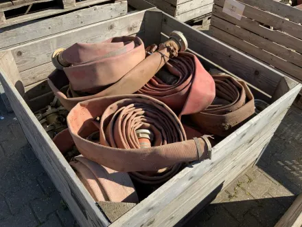 Palette mit Feuerwehrschlauch, Bewässerungsschlauch (5x) – RESALE