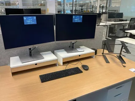 HP E233 Monitore und Dockingstation – RESALE
