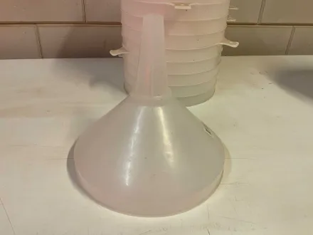 Vepa-Behälter füllen den Trichter (65x) – RESALE