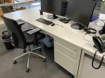 Schreibtisch inklusive Schreibtischstuhl (11x) – RESALE