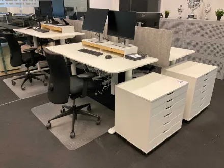 Schreibtisch, Bürostuhl und Schubladeneinheit (4x) – RESALE