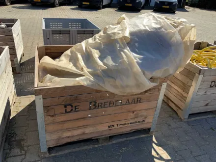 Palette mit landwirtschaftlicher Plane – RESALE