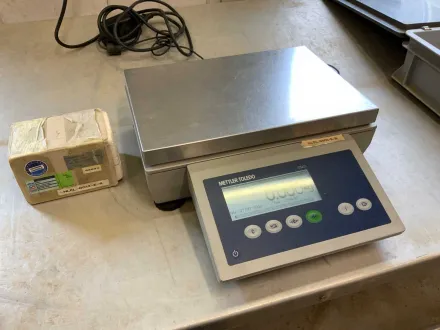 Mettler Toledo ICS425D-15LA/f Digitalwaage inklusive Kalibrierungsgewicht – RESALE