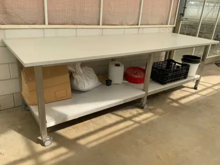 Mobile Werkbank aus Edelstahl – RESALE