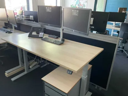 Schaffenburg-Schreibtisch mit Monitoren – RESALE
