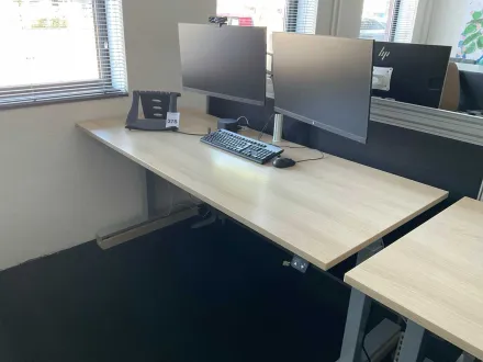 Schreibtisch mit Monitoren – RESALE