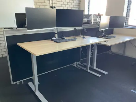 Schreibtisch mit Monitoren – RESALE