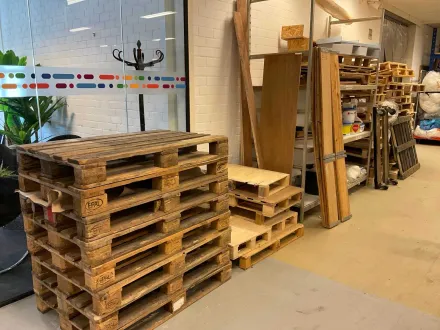 Paletten und Holz – RESALE