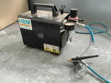 HBM Machines AS-18A Airbrush-Set mit verschiedenen Zubehörteilen – RESALE