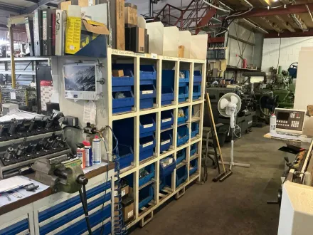 Lagerregal mit Inhalt – RESALE
