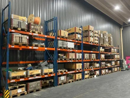 Industrielles Palettenlagerregal, mehrere Bereiche, verkauft ohne Inhalt – RESALE