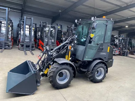 2026 Panther W25 Kubota Rexroth Hydrostat Radlader Hoflader 2.570kg Schaufel + Gabeln – RESALE