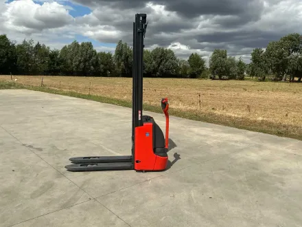 2022 Linde L12 Stacker fast ungenutzt – RESALE