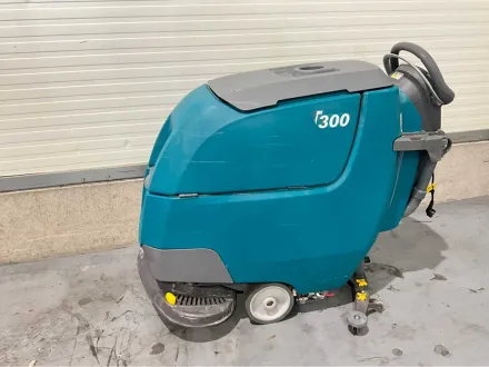Tennant T300 Selbstfahrende Schob-Saugmaschine – RESALE