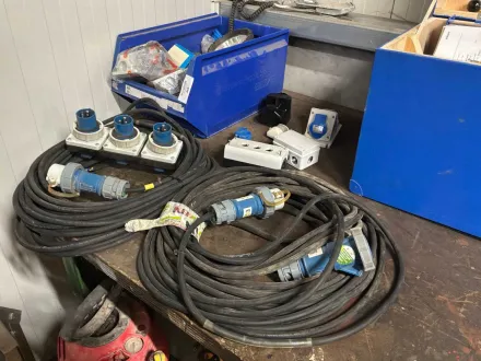 Verlängerungskabel und Stecker – RESALE